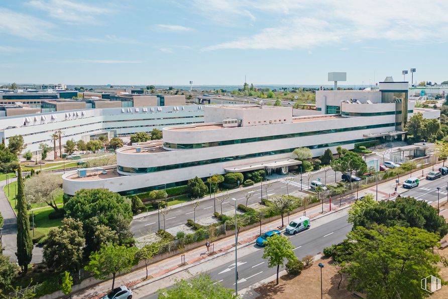 Oficina en alquiler en Elcano, Calle Severo Ochoa, 2, Las Rozas de Madrid, Madrid, 28230 con edificio, nube, cielo, planta, coche, infraestructura, árbol, diseño urbano, barrio y espacio público alrededor