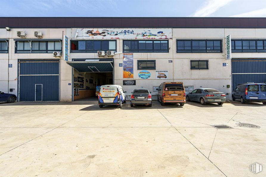 Nave en venta en Polígono Industrial La Garena, Alcalá de Henares, Madrid, 28806 con coche, camioneta, ventana, edificio, luz de estacionamiento, rueda, neumático, cielo, vehículo y neumático de automoción alrededor