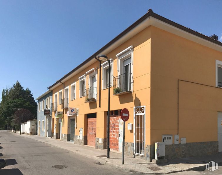 Retail for sale at Calle Rayo, San Martín de la Vega, Madrid, 28330 with window, building, sky, tree, door, neighbourhood, residential area, shade, house and facade around