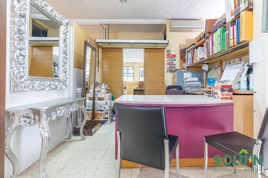 Local en alquiler y venta en Centro Comercial Fuenlabrada II, Fuenlabrada, Madrid, 28942 con silla, mesa, espejo, estantería, mueble, propiedad, edificio, escritorio, interiorismo y estante alrededor