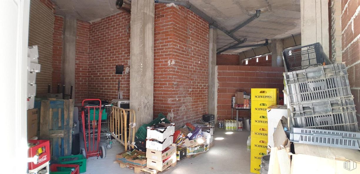 Retail for sale at Ensanche Vallecas, Villa de Vallecas, Madrid, 28031 with brickwork, brick, floor, composite material, ceiling, building material, ladder, beam and plywood around