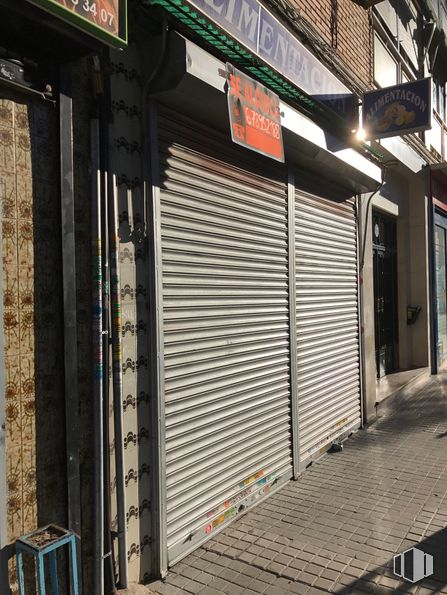 Local en alquiler en Calle Montes de Barbanza, 7, Villa de Vallecas, Madrid, 28031 con madera, superficie de la carretera, edificio, fachada, gas, ladrillo, acera, tintes y matices, sombra y ciudad alrededor