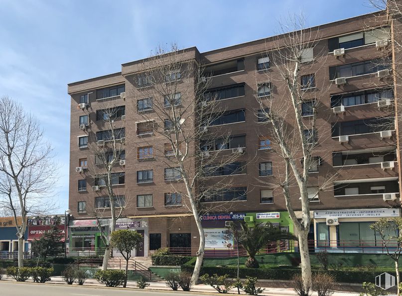 Local en alquiler en Avenida Europa, 14, Fuenlabrada, Madrid, 28943 con edificio, planta, cielo, propiedad, ventana, nube, bloque de pisos, árbol, condominio y diseño urbano alrededor