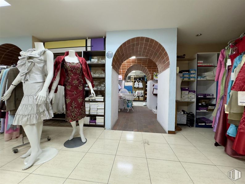 Retail for rent at Calle Trinidad, Talavera de la Reina, Toledo, 45600 with dress, clothing, outerwear, sleeve, shelf, flooring, service, event, shopping and retail around