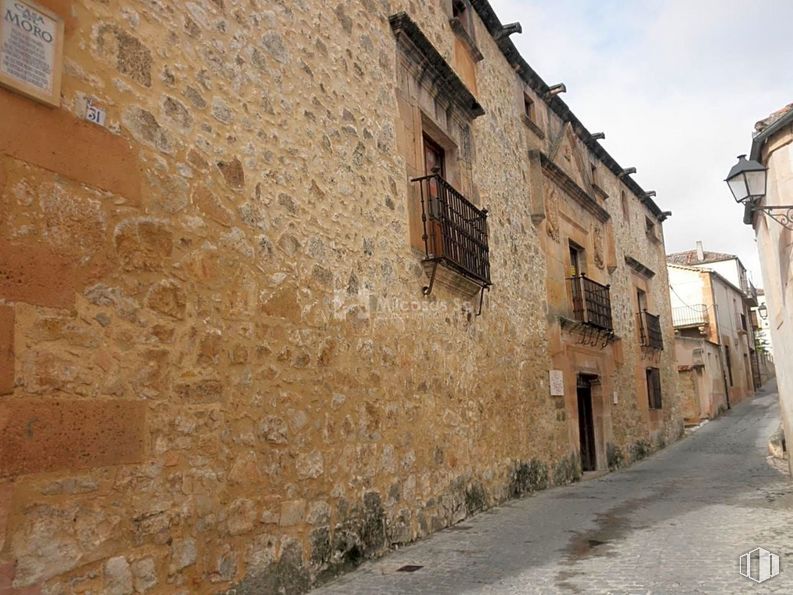 Retail for sale at Zona Centro, Sepúlveda, Segovia, 40300 with building, window, sky, door, plant, road surface, tree, wood, beige and flooring around