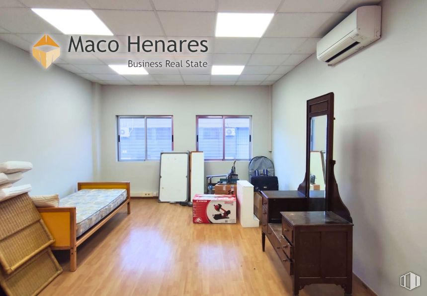 Industrial for rent at Zona industrial Inbisa, Alcalá de Henares, Madrid, 28802 with window, bed, light fixture, flooring, floor, interior design, wood, wood flooring, furniture and ceiling around