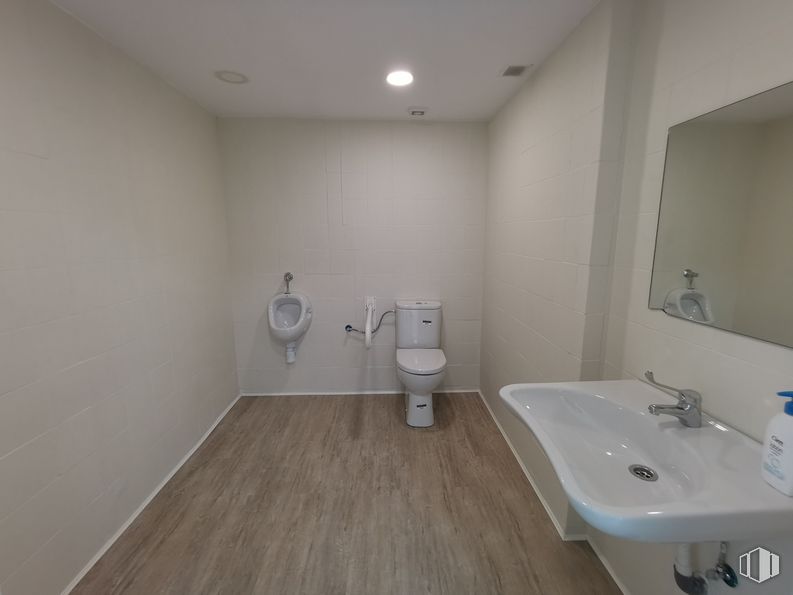 Oficina en alquiler en Avenida Córdoba, Usera, Madrid, 28026 con fregadero, inodoro, espejo, propiedad, accesorio de plomería, grifo, lavabo de baño, edificio, baño y madera alrededor