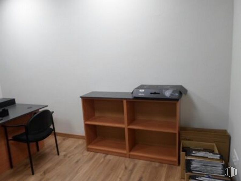 Oficina en alquiler en Calle Escaño, Getafe, Madrid, 28901 con silla, mueble, mesa, edificio, madera, suelos, suelo, casa, madera dura y tinte para madera alrededor