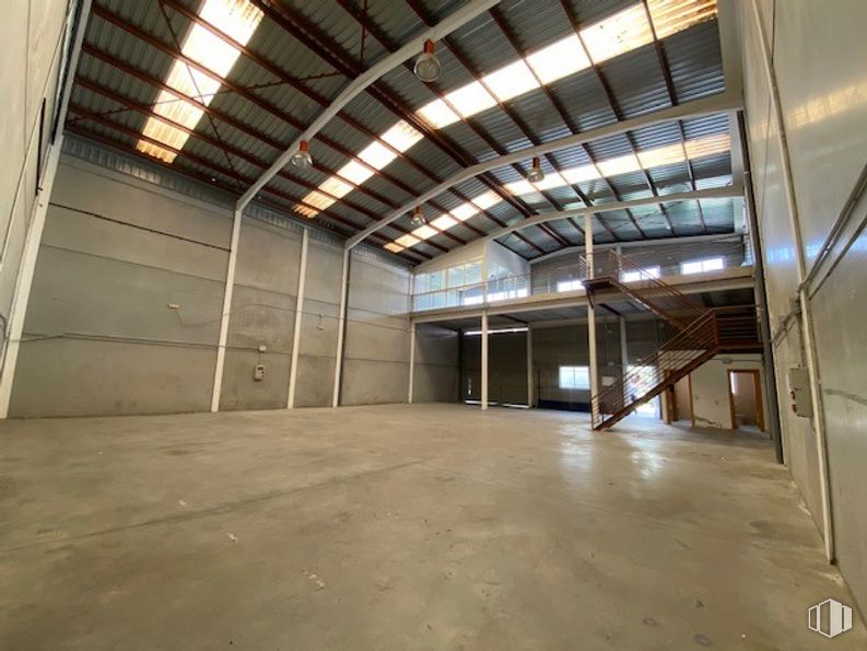 Nave en venta en Polígono Industrial Ribagorda, Fuente el Saz de Jarama, Madrid, 28140 con accesorio, madera, pasillo, suelo, material compuesto, techo, hormigón, viga, material de construcción y metal alrededor