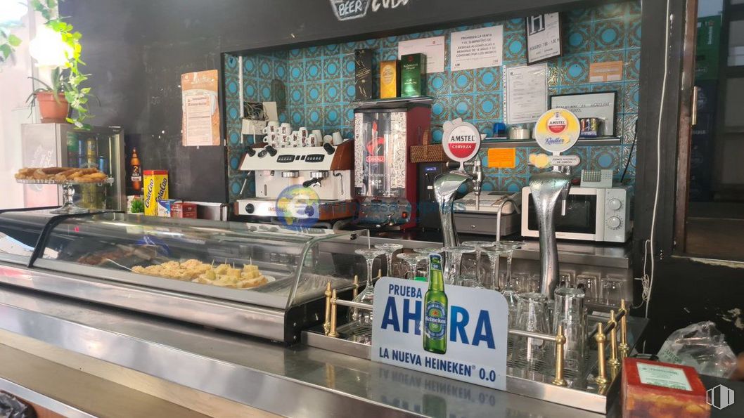 Local en venta en Calle Apóstol Santiago, 49, Ciudad Lineal, Madrid, 28017 con comida, productos envasados, venta minorista, edificio, vitrina, ciudad, cocina, comida rápida, comercio y delicadeza alrededor