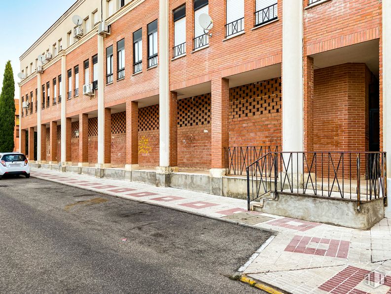 Local en alquiler en Calle El Santo, 3, Azuqueca de Henares, Guadalajara, 19200 con edificio, coche, ventana, superficie de la carretera, rueda, diseño urbano, ladrillo, vehículo, asfalto y acera alrededor