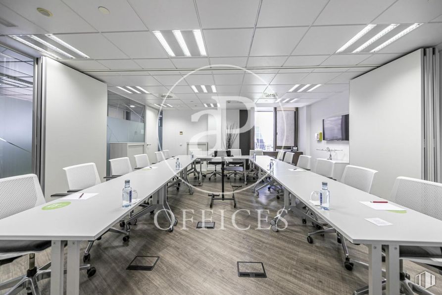 Oficina en alquiler en Paseo Castellana, 79, Tetuán, Madrid, 28046 con escritorio, mueble, mesa, silla, mesa de reuniones, interiorismo, accesorio, suelos, suelo y diseño automovilístico alrededor