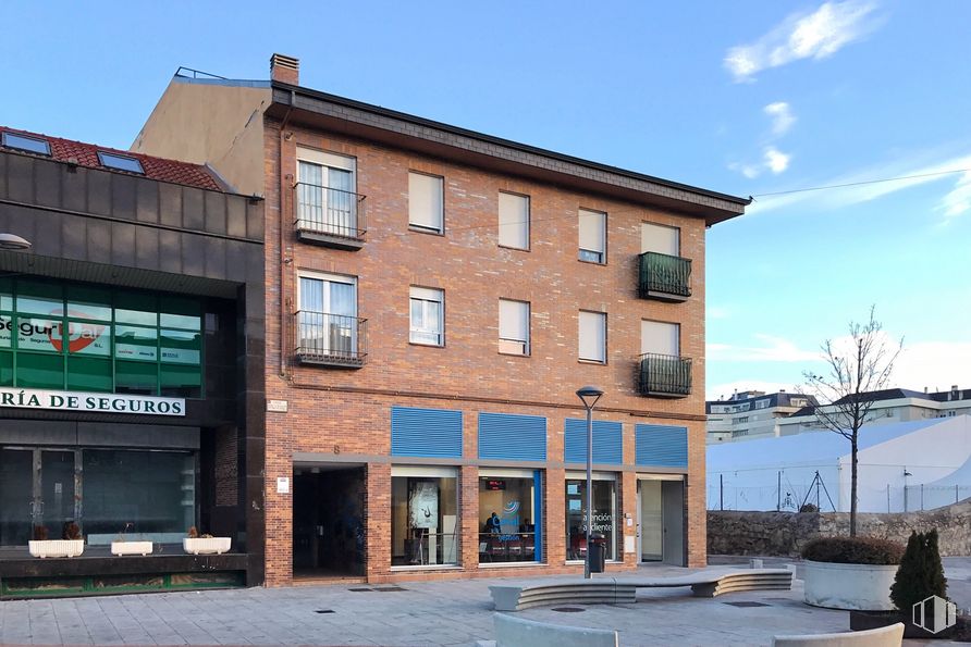 Local en alquiler y venta en Calle Batalla de Bailén, 8, Collado Villalba, Madrid, 28400 con edificio, ventana, cielo, nube, diseño urbano, espacio público, bienes raíces, árbol, fachada y ciudad alrededor