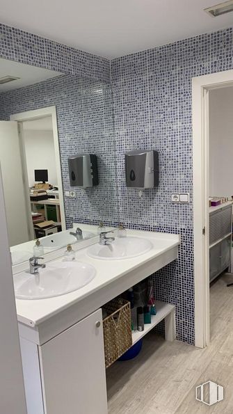 Oficina en venta en Calle Irún, 25, Moncloa - Aravaca, Madrid, 28008 con mueble de baño, fregadero, espejo, grifo, accesorios de fontanería, lavabo, ebanistería, espejo de maquillaje, edificio y morado alrededor