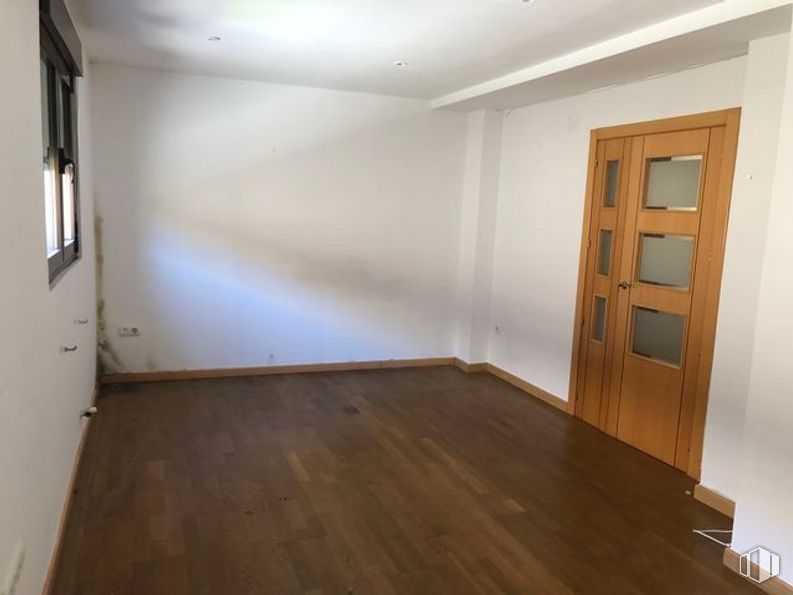 Retail for sale at Calle María Antonia Nebreda, Ávila, 05005 with door, window, building, fixture, wood, flooring, interior design, floor, wood stain and hall around