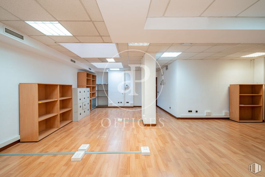 Oficina en alquiler en Calle Sancho Dávila, Salamanca, Madrid, 28028 con estantería, madera, accesorio, hall, edificio, interiorismo, suelos, suelo, madera dura y puerta alrededor