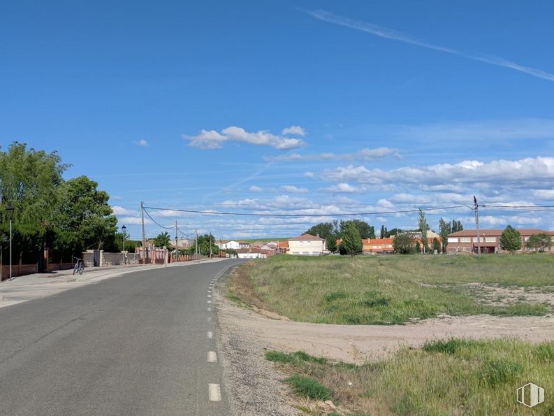 Land for sale at Calle Esparta, San Pedro del Arroyo, Ávila, 05350 with sky, cloud, plant, ecoregion, tree, natural landscape, asphalt, land lot, road surface and thoroughfare around