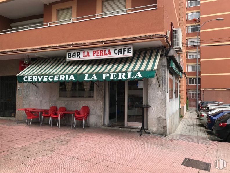 Local en alquiler en Calle Palmas, 59, Móstoles, Madrid, 28938 con edificio, coche, silla, mesa, ventana, neumático, vehículo, toldo, rueda y superficie de la carretera alrededor