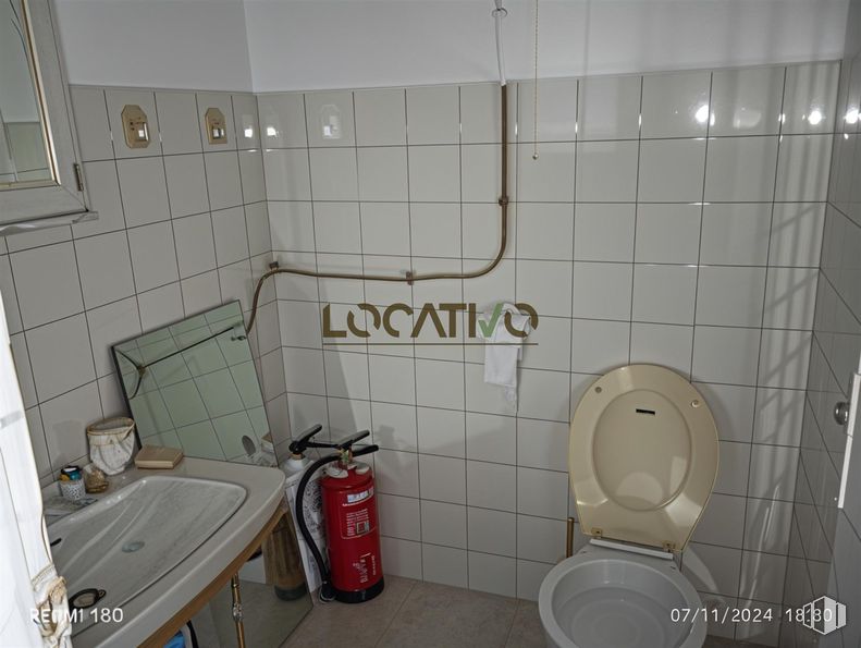 Local en venta en Calle Gallur, La Latina, Madrid, 28047 con inodoro, fregadero, accesorios de fontanería, cuarto de baño, suelos, suelo, grifo, pared, fontanería y gas alrededor