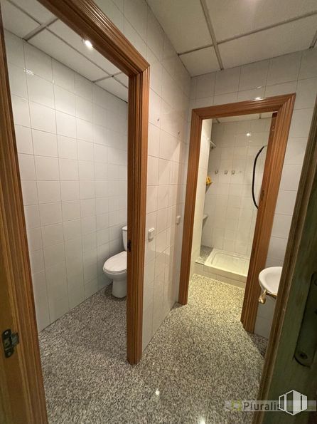 Local en alquiler en Zona Norte, Getafe, Madrid, 28903 con inodoro, edificio, accesorio, puerta, madera, interiorismo, arquitectura, cuarto de baño, suelos y suelo alrededor