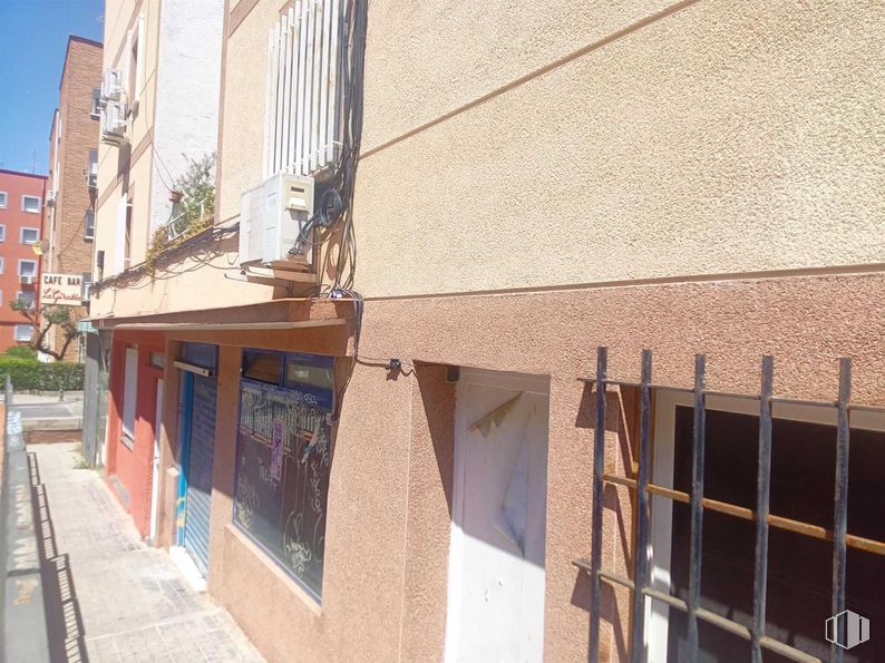 Local en venta en Calle Guadalajara, 1, Alcorcón, Madrid, 28922 con ventana, edificio, planta, madera, barrio, ladrillo, diseño urbano, inmobiliario, superficie de la carretera y fachada alrededor