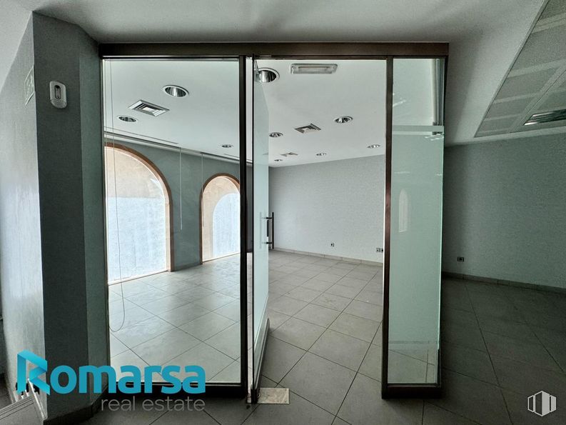 Retail for rent at Calle San Millán, Ávila, 05001 with fixture, interior design, automotive exterior, floor, rectangle, door, glass, vehicle door, flooring and composite material around