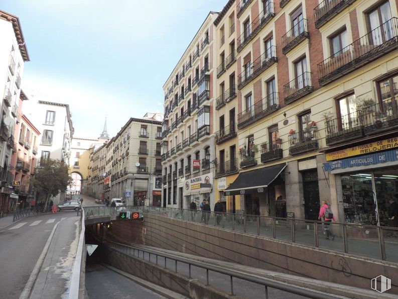 Local en alquiler en Calle Toledo, Centro, Madrid, 28005 con edificio, persona, cielo, ventana, infraestructura, superficie de la carretera, diseño urbano, vía pública, fachada y hito alrededor