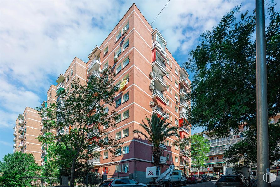 Retail for sale at Calle Juan Francisco Pascual, 2, Hortaleza, Madrid, 28033 with building, car, cloud, sky, wheel, infrastructure, tire, tree, window and urban design around