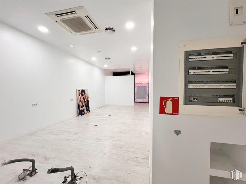 Local en alquiler en Avenida Bucaramanga, Hortaleza, Madrid, 28033 con accesorio, edificio, suelos, suelo, línea, pared, gas, techo, máquina y evento alrededor