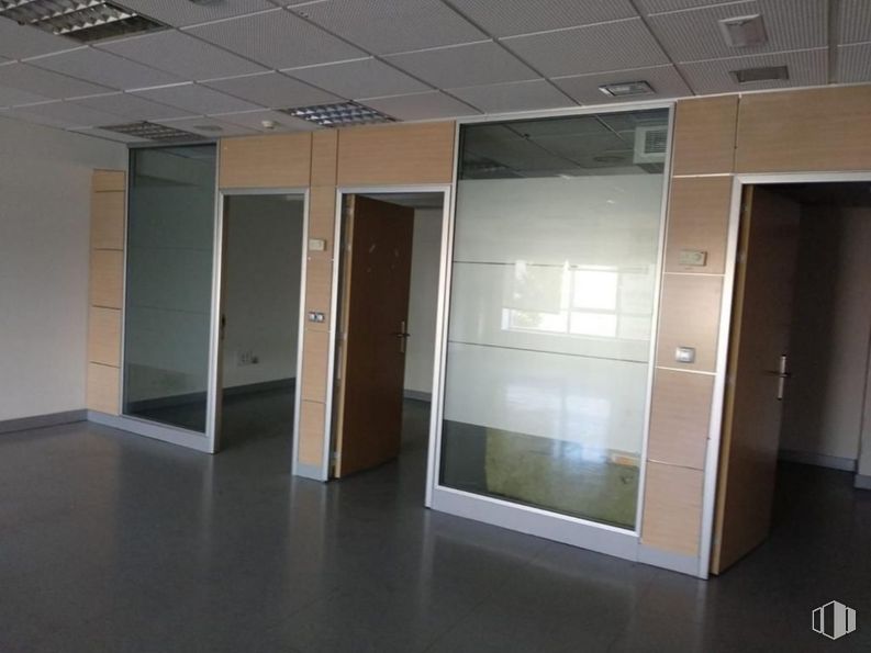 Office for rent at Zona Centro Comercial Tres Aguas, Alcorcón, Madrid, 28922 with wardrobe, door, fixture, building, floor, flooring, wood, vehicle door, automotive exterior and material property around