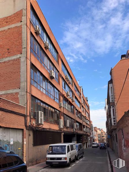 Retail for sale at Calle Nicolás Morales, Carabanchel, Madrid, 28019 with car, building, van, sky, wheel, cloud, tire, infrastructure, vehicle and window around