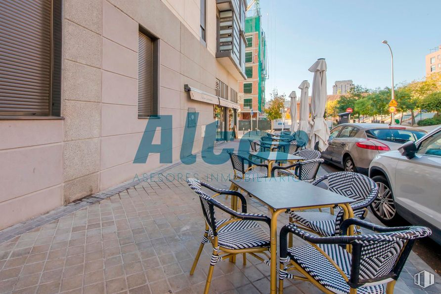 Retail for sale & for rent at Calle Barrilero, Retiro, Madrid, 28007 with chair, car, tire, table, wheel, window, apartment, neighbourhood, condominium and urban design around