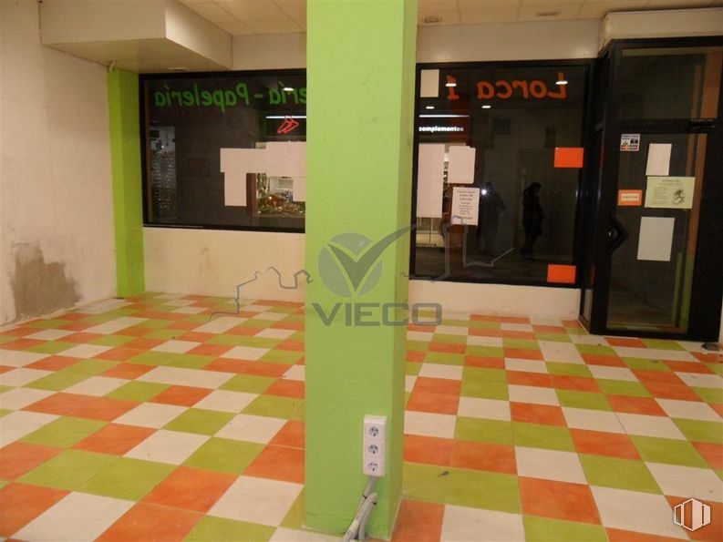 Retail for sale & for rent at Zona Centro, Cuenca, 16004 with door, property, fixture, interior design, tile flooring, architecture, flooring, floor, line and wall around