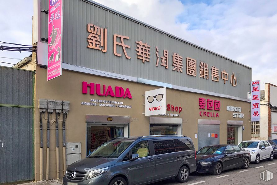 Retail for rent at Calle Bañeza, Fuenlabrada, Madrid, 28947 with car, wheel, tire, automotive parking light, land vehicle, vehicle, sky, cloud, automotive tire and motor vehicle around