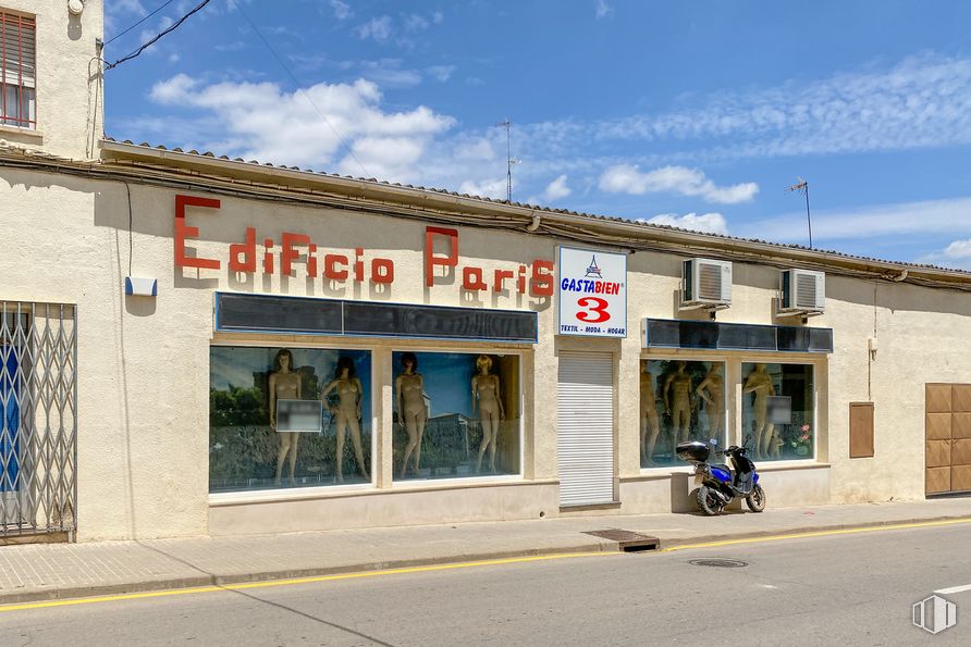 Retail for rent at Calle Mayor, 49, Villarejo de Salvanés, Madrid, 28590 with building, person, motorcycle, sky, cloud, window, tire, door, wheel and real estate around