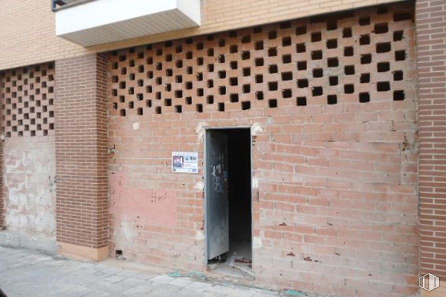 Retail for rent at Bulevar Clara Campoamor, Guadalajara, 19005 with door, building, brickwork, wood, fixture, brick, building material, facade, composite material and font around