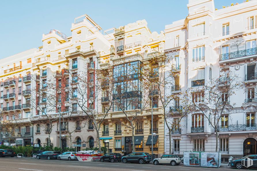 Oficina en alquiler en Calle Velázquez, Salamanca, Madrid, 28006 con coche, edificio, rueda, cielo, durante el día, propiedad, neumático, ventana, diseño urbano y vehículo alrededor