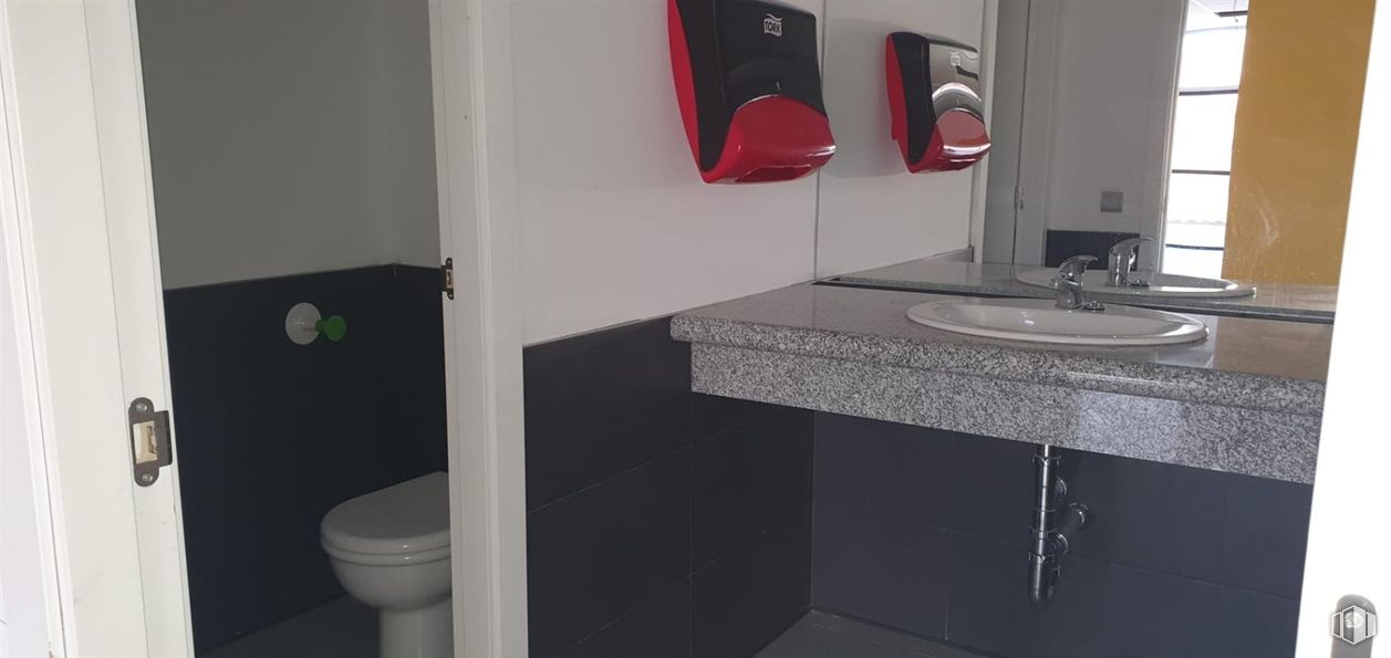 Office for sale at Calle Patrimonio Mundial, Aranjuez, Madrid, 28300 with toilet, plumbing fixture, floor, flooring, bathroom sink, plumbing, sink, bathroom, tap and room around