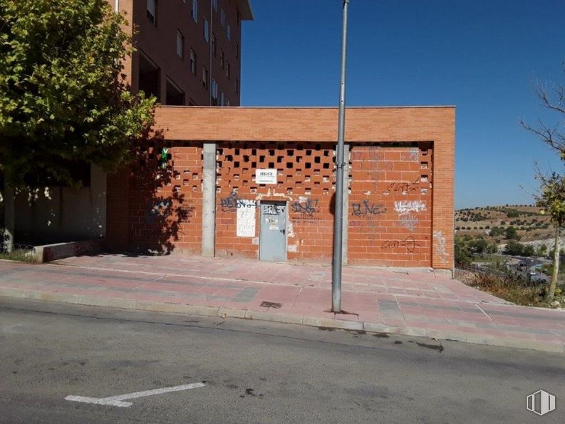 Retail for sale at Paseo Navegantes, Arganda del Rey, Madrid, 28500 with building, sky, plant, road surface, tree, asphalt, brick, brickwork, urban design and residential area around