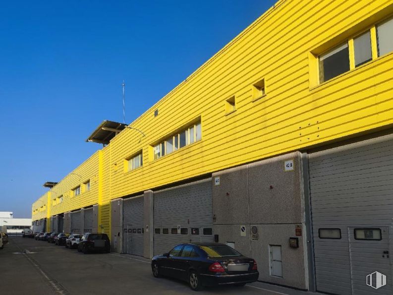 Industrial for sale at Calle Laguna del Marquesado, 36, Villaverde, Madrid, 28021 with car, window, automotive parking light, family car, parking lot, parking, mid-size car, compact car, city car and subcompact car around