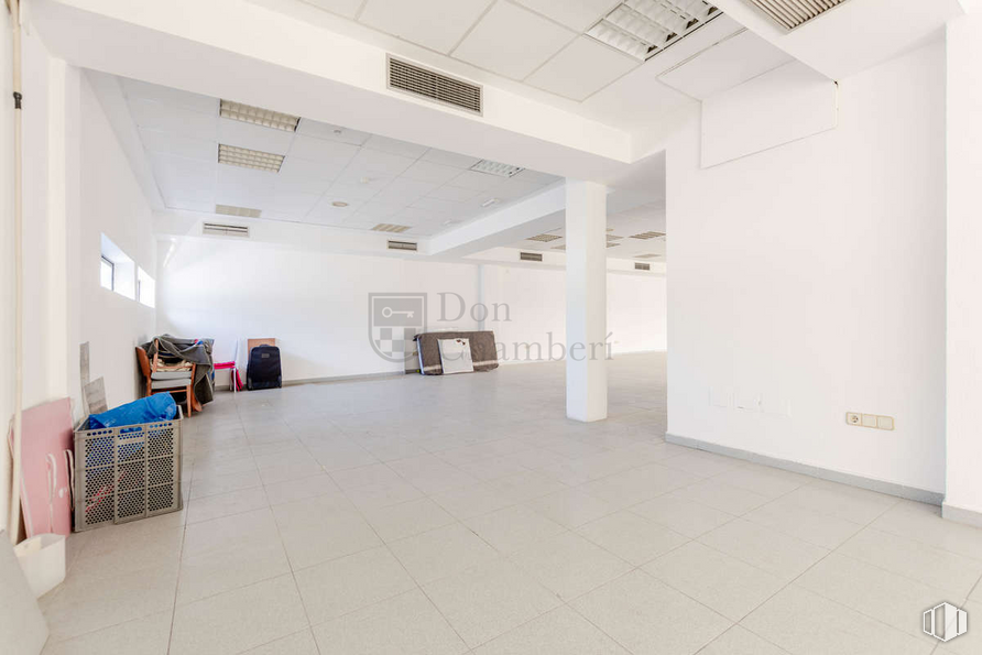 Oficina en venta en Avenida San Pablo, Coslada, Madrid, 28820 con propiedad, interiorismo, accesorio, suelo, hall, suelos, techo, condominio, suelo de baldosas y edificio comercial alrededor