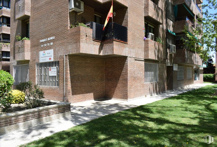 Local en alquiler y venta en Sector Islas, Tres Cantos, Madrid, 28760 con ventana, edificio, planta, diseño urbano, barrio, área residencial, condominio, árbol, hierba y ladrillo alrededor