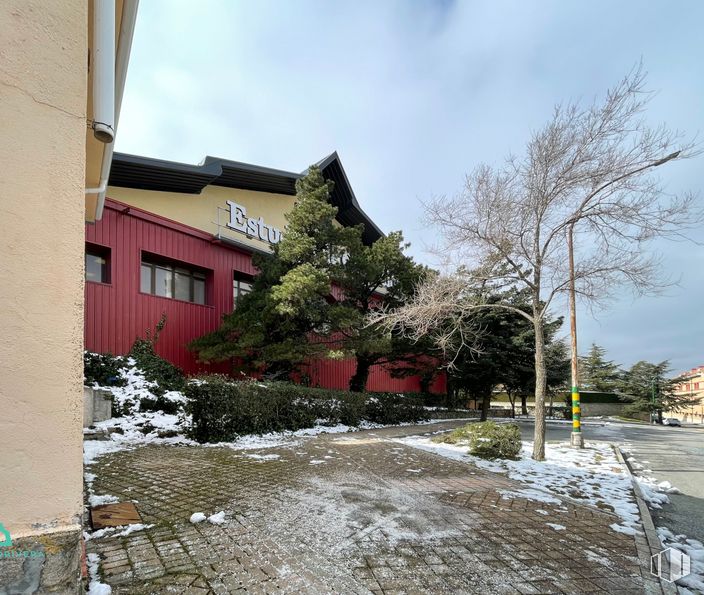 Local en alquiler en Zona Los Ángeles de San Rafael, El Espinar, Segovia, 40424 con edificio, ventana, cielo, nube, planta, nieve, casa, pendiente, superficie de la carretera y árbol alrededor