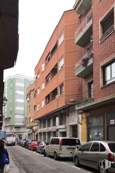 Retail for sale at Calle Luis Jiménez, 8, Talavera de la Reina, Toledo, 45600 with van, building, window, person, car, tire, wheel, land vehicle, vehicle and sky around