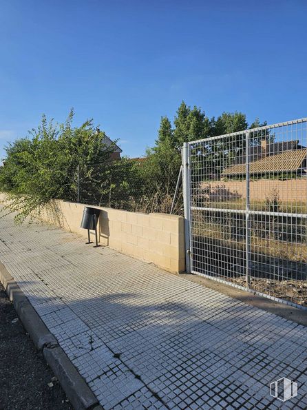 Suelo en venta en Calle Isla Dragonera, Seseña, Toledo, 45224 con cielo, sombra, superficie de la carretera, asfalto, árbol, madera, malla, material compuesto, alambrada y diseño urbano alrededor