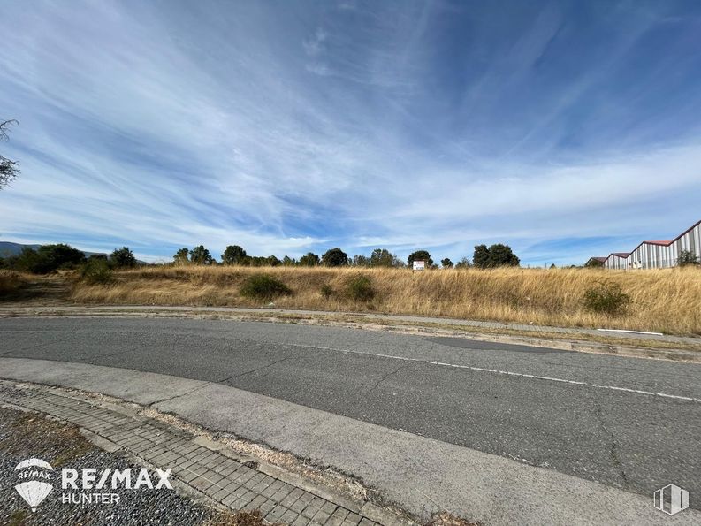 Suelo en venta en Calle Gremio de la Lana, Segovia, 40195 con nube, cielo, planta, paisaje natural, superficie de la carretera, árbol, asfalto, lote de terreno, hierba y paisaje alrededor