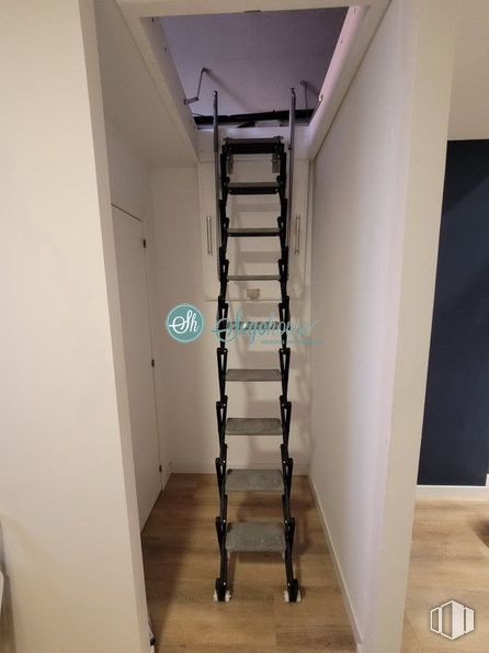 Retail for rent at Avenida Acueducto, Segovia, 40001 with ladder, stairs, hardwood, design, wood flooring and plaster around