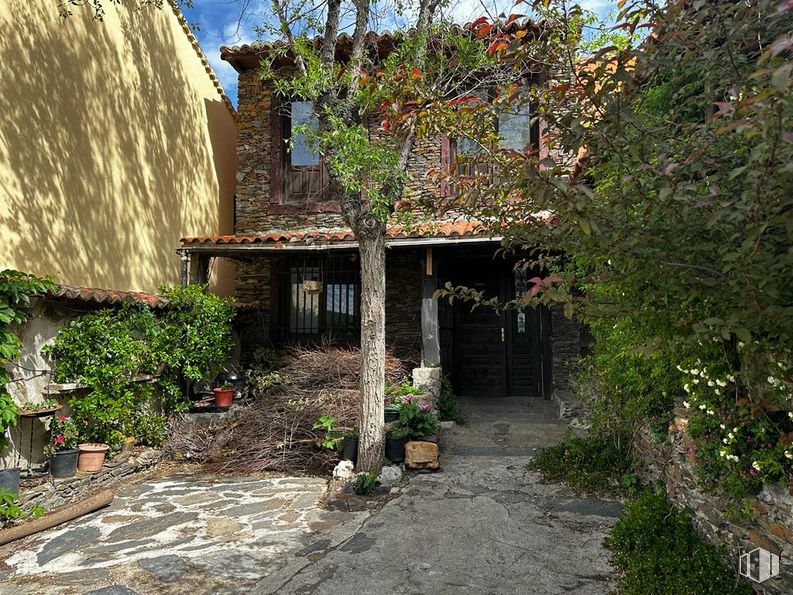 Retail for sale at Travesía Cuesta, El Atazar, Madrid, 28189 with house, plant, property, building, window, vegetation, cottage, biome, sky and landscape around