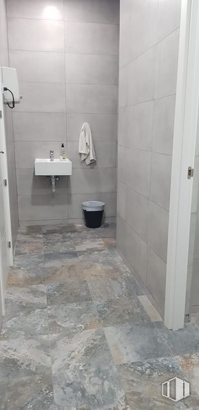 Oficina en alquiler en Calle Sepúlveda, 6, Alcobendas, Madrid, 28108 con fregadero, accesorio de fontanería, baño, lavabo de baño, accesorio, gris, grifo, suelo, contenedor de basura y piso alrededor