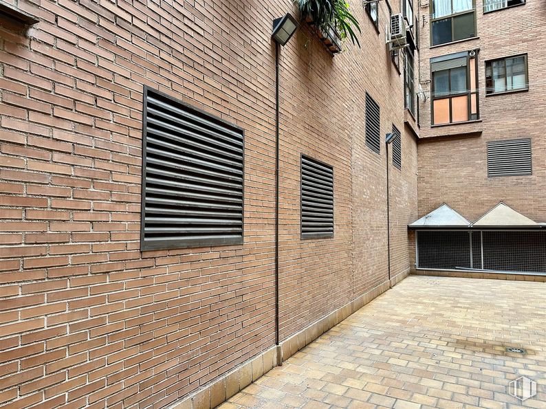 Local en venta en Calle Gasómetro, Arganzuela, Madrid, 28005 con ventana, persiana de la ventana, pared, ladrillo, albañilería, material compuesto, apartamento, material de construcción, metal y hierro alrededor